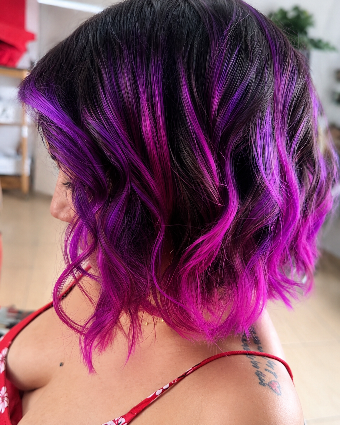 Cabello violeta con ondas
